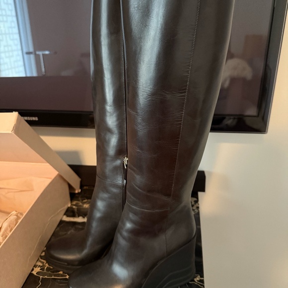 Beautiful Prada Boots from Holt Renfrew size 39 Black - Picture 3 of 15